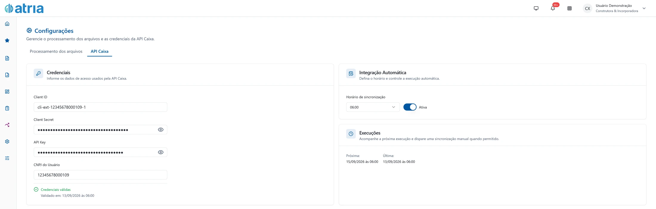 Tela de Configurações do Atria, aba API Caixa. O cartão Credenciais traz Client ID, Client Secret e API Key mascarados e o CNPJ do usuário, com a marca verde Credenciais válidas e a data da validação. Ao lado, o cartão Integração Automática mostra o horário de sincronização escolhido e a chave ligada, e o cartão Execuções mostra a próxima e a última execução.