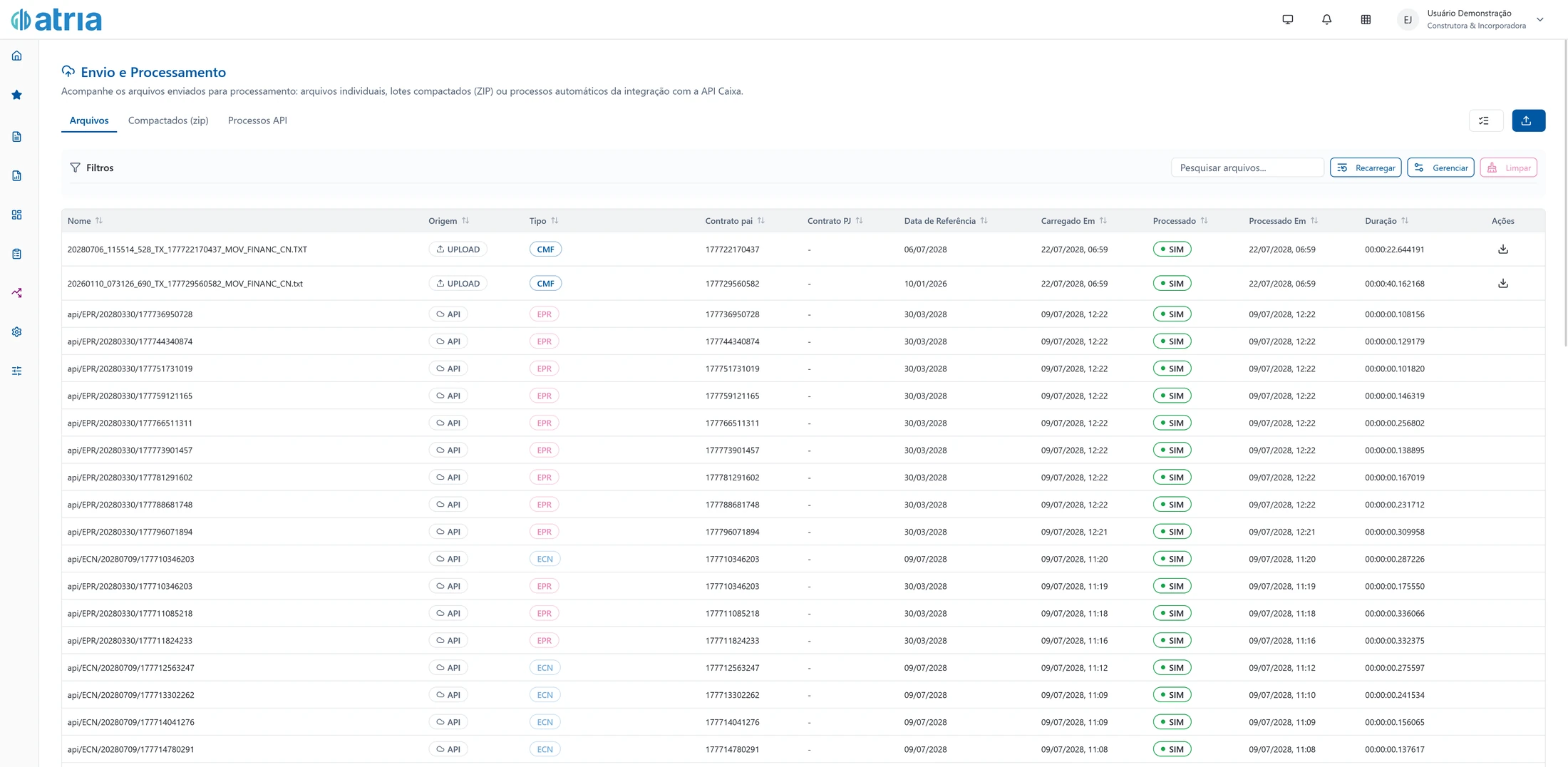 A mesma tela em outra empresa, com a coluna Origem alternando entre UPLOAD e API. As linhas de upload trazem o nome do arquivo baixado do Portal; as de API trazem o caminho da consulta, no formato api/EPR/data/contrato. Todas aparecem na mesma lista, com as mesmas colunas de data e duração.